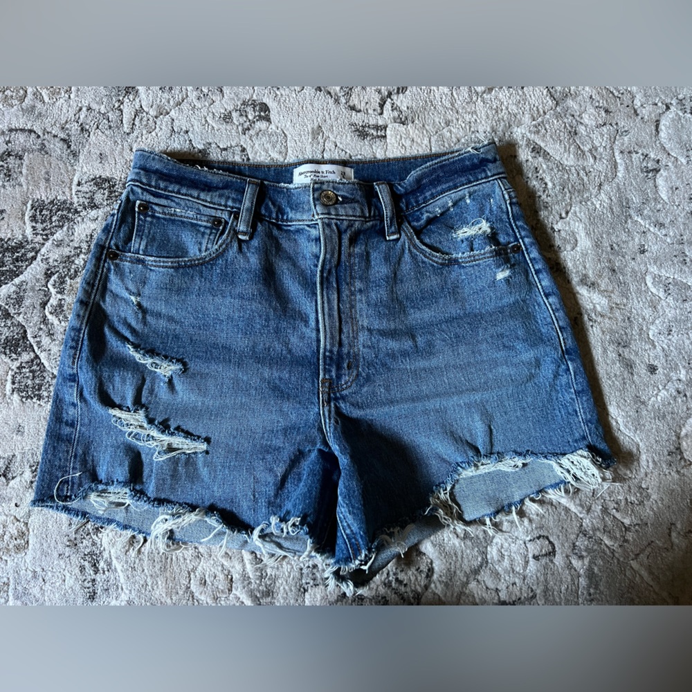 Abercrombie & Fitch High Rise 4” Mom Short…Size 28/6